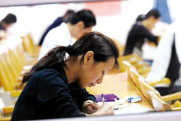 大學(xué)生畢業(yè)生選擇公務(wù)員考試 這種慢就業(yè)真的值得嗎？